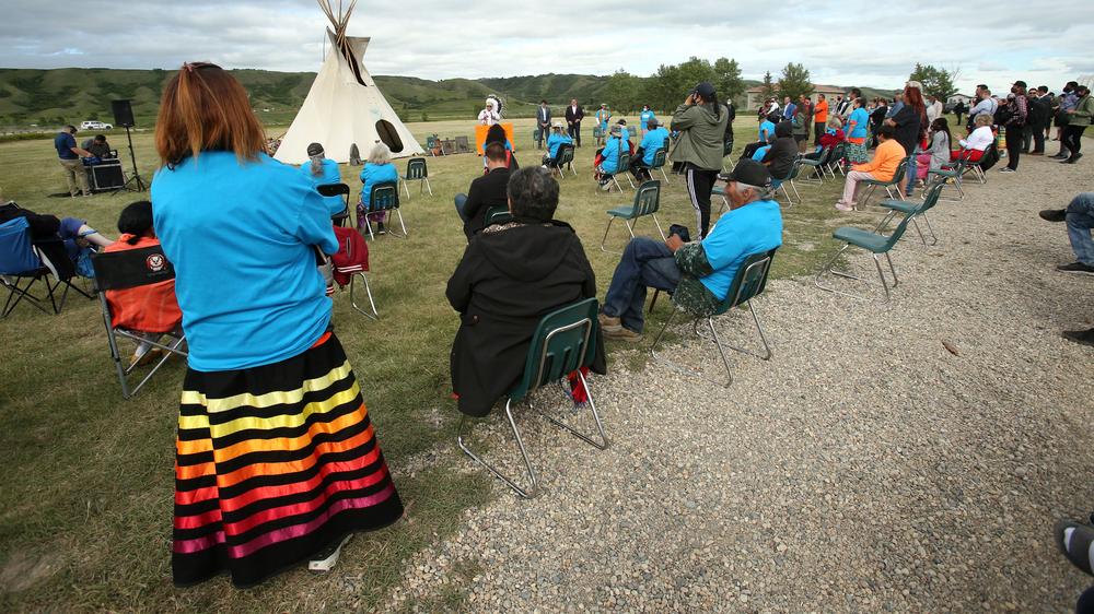 Indigene Kinder: Kanadas Premierminister Justin Trudeau (Mitte) trifft nach dem Fund eines Massengrabs an einer früheren Schule für indigene Kinder Vertreter des Volks der Cowessess.