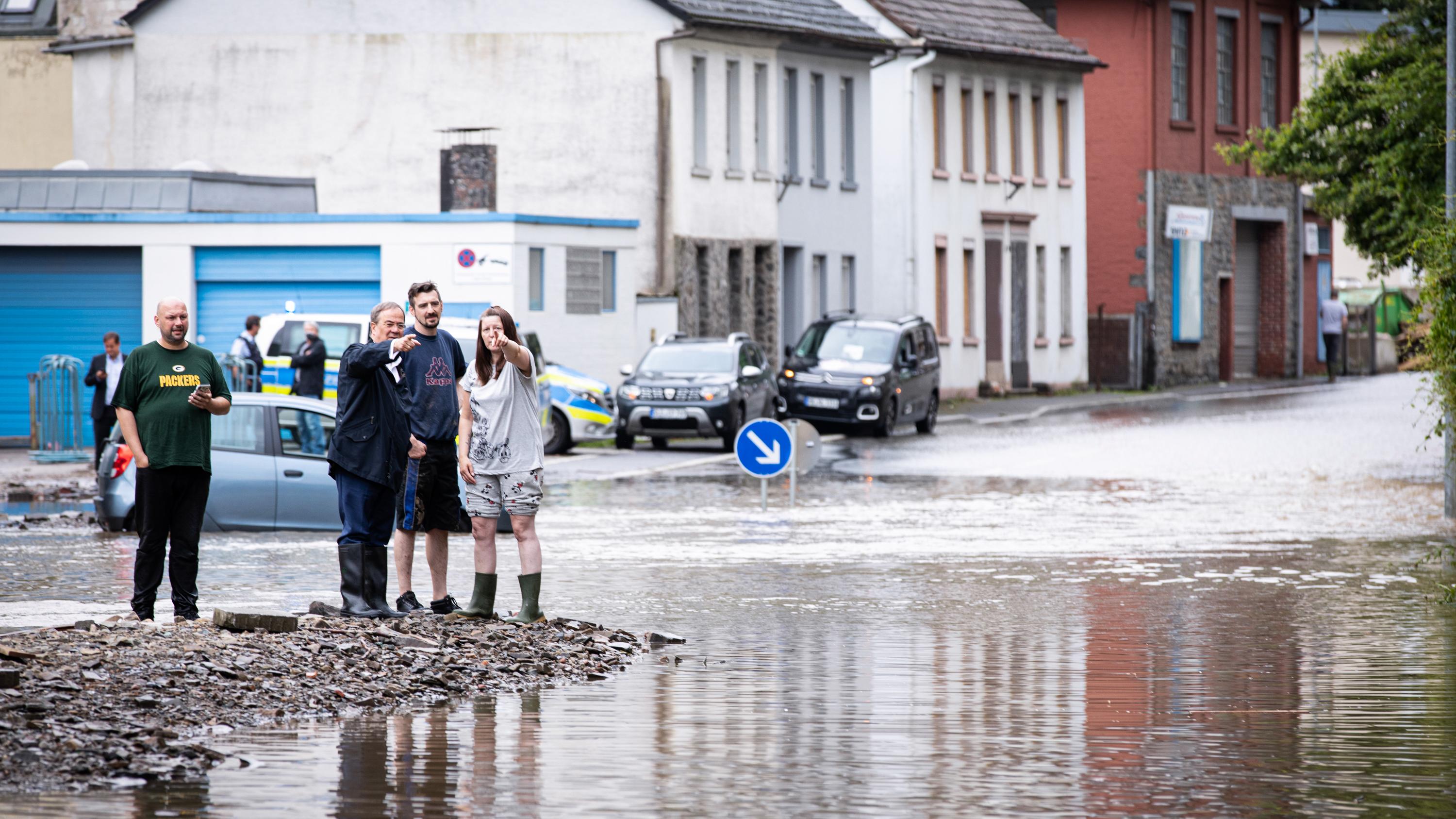 Wahlkampf zu Krisenzeiten: Der Regierungschef lässt sich die Katastrophe zeigen: Kanzlerkandidat und NRW-Ministerpräsident Armin Laschet in Altena.