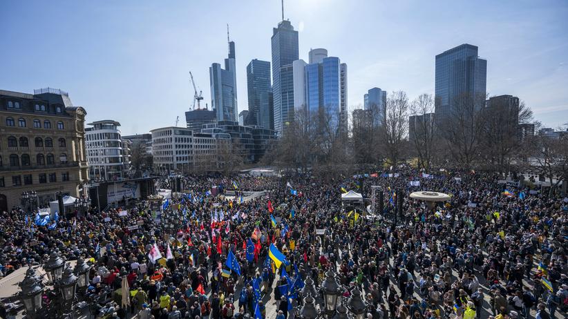 Friedensdemos in Deutschland: Zehntausende demonstrieren gegen Krieg in der Ukraine
