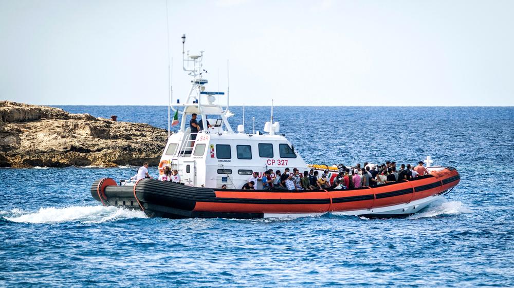 Lampedusa, Italien: Mehr als tausend Migranten sind binnen weniger Stunden in Italien angekommen.