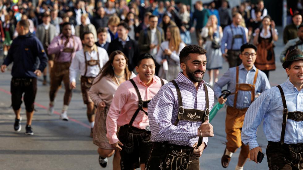 Oktoberfest: Tausende strömen schon Stunden vorm Anstich zur Wiesn - Wiesn Anstich 2022