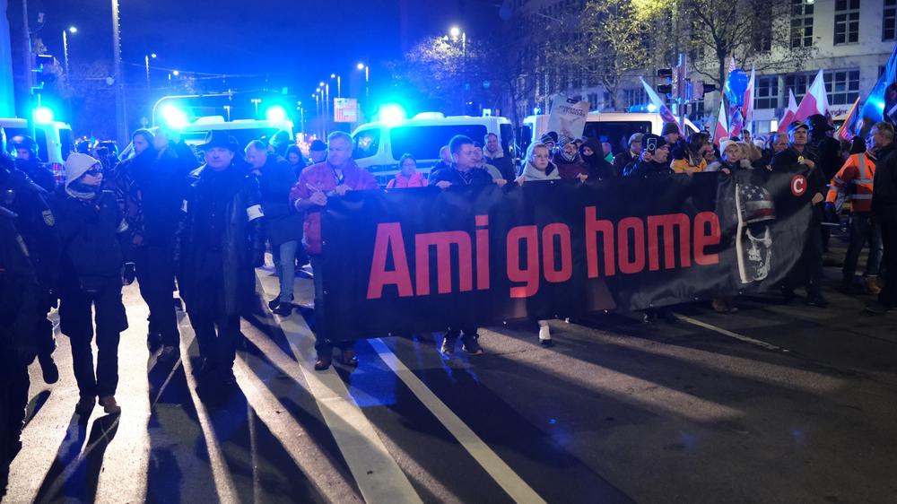 Rechtsextremismus: Teilnehmer einer Anti-Amerika-Demonstration, die im vergangenen Herbst vom Rechtsextremen "Compact"-Magazin organisiert wurde