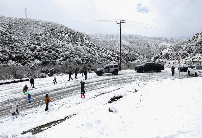 Kalifornien: 81-Jähriger überlebt bei Schneesturm knapp eine Woche im Auto  - DER SPIEGEL