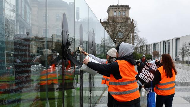 Letzte Generation: Klimaaktivisten beschmieren Grundgesetz-Denkmal mit schwarzer Farbe