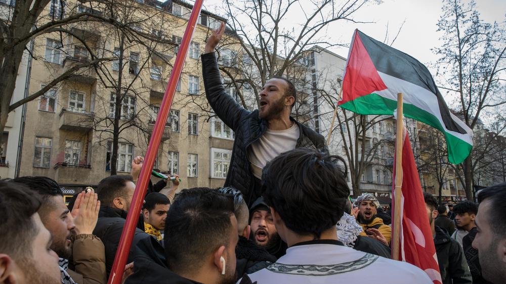 Berlin: Palästinenser bei einer Demo in Berlin am 8. April 2023, bei der antisemitische Parolen gerufen worden sind