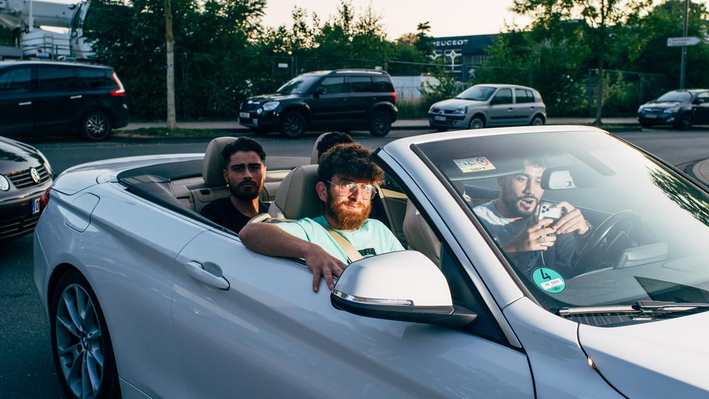Migranten: Dortmund Hörde – Emin, Toni, Ahmed und Mustafa fahren vor in einem weißen Cabrio.
