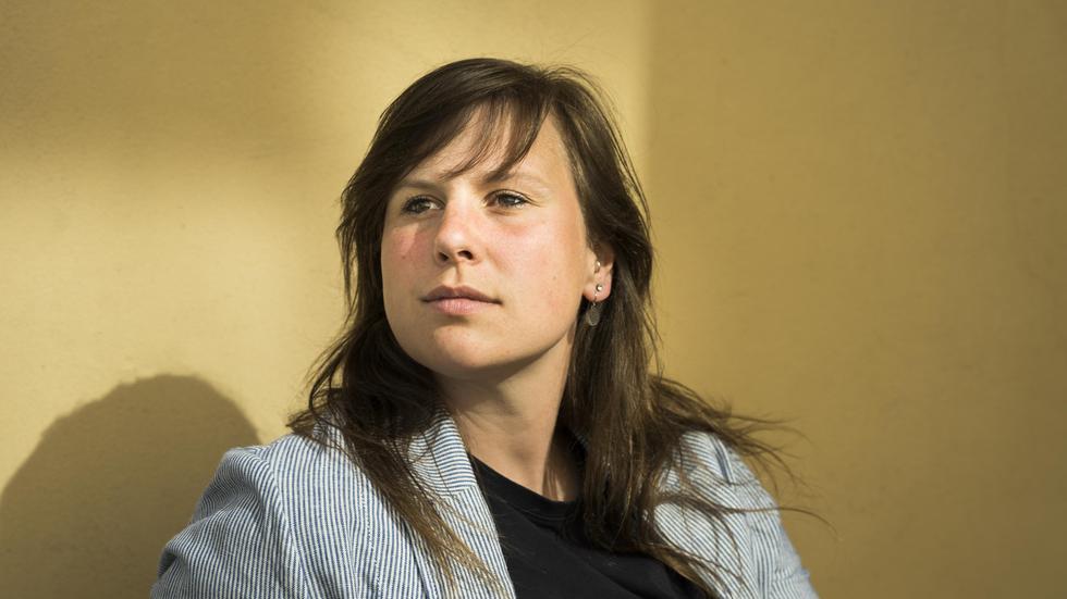 Letzte Generation: Chiara Malz, 32, Polizeihauptkommissarin im Gemeinschaftsgarten ihrer Wohnung in Rostock