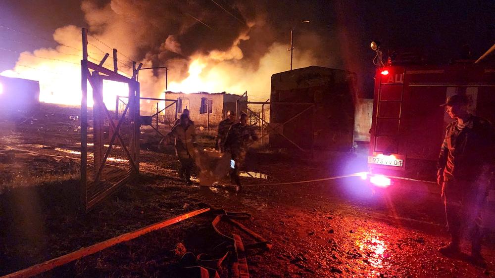 Bergkarabach: Rettungs- und medizinisches Personal nach einer Explosion in einem Benzinlager in der Nähe der Stepanakert-Askera-Autobahn in Berkadzor in Bergkarabach