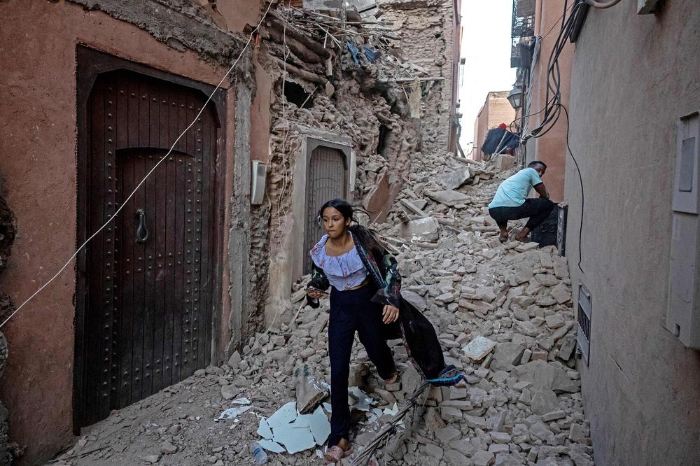 Marokko nach dem Erdbeben: Eine Frau flieht aus einer zerstörten Straße in Marrakesch. Die marokkanische Nachrichtenseite "Hespress" berichtete unter Berufung auf das Innenministerium, lokale und nationale Streitkräfte und der Zivilschutz setzten alle Mittel ein, um notwendige Hilfe zu leisten und die Schäden zu begutachten.