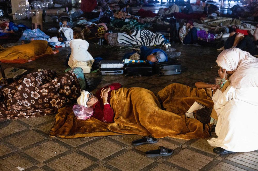 Marokko nach dem Erdbeben: Auf einem Platz ist es sicherer. Viele Menschen verbrachten die Nacht aus Angst vor weiteren Nachbeben im Freien.