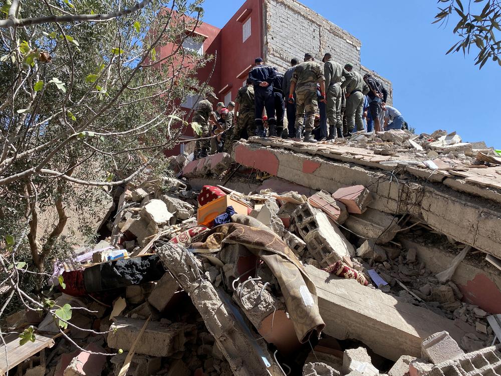 Marokko nach dem Erdbeben: Helfer suchen in Amizmiz nach Überlebenden und Toten.