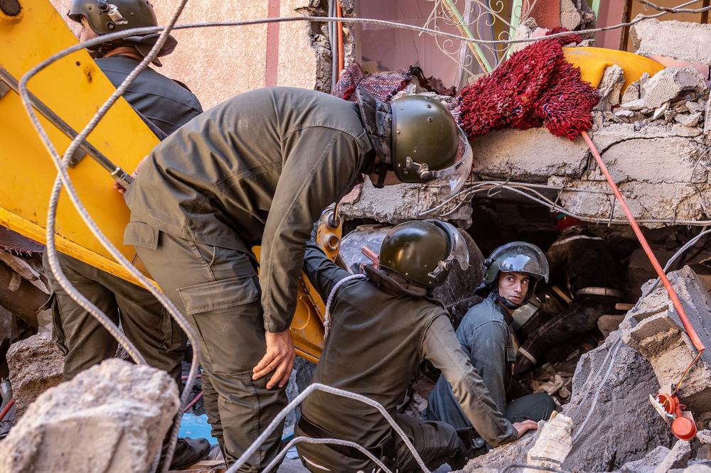 Marokko nach dem Erdbeben: Rettungshelfer suchen in einem zusammengestürzten Haus in Moulay Brahim in der Provinz Al Haouz nach Überlebenden.