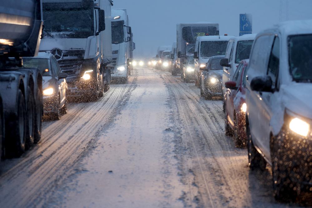 Wintereinbruch in Deutschland: Still und starr