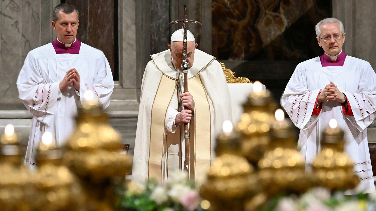Église catholique : le Vatican autorise la bénédiction des couples homosexuels