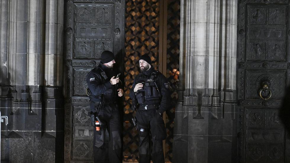 Terrorismus: Nach Hinweisen auf einen geplanten islamistischen Anschlag sichern Polizisten einen Eingang zum Kölner Dom.