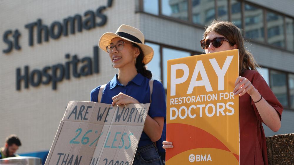 Gesundheitswesen in Großbritannien: Schon im Sommer gab es Proteste junger Ärztinnen und Ärzte in Großbritannien.