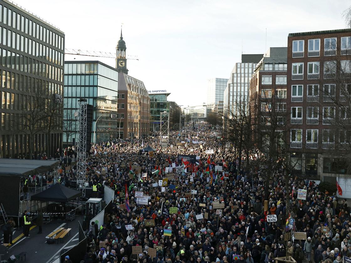 Demo gegen rechts und AfD in Hamburg: Kettcar liefert den Rocksong der  Stunde