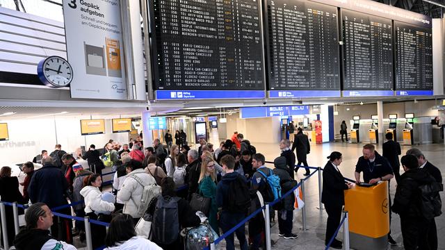 Wintereinbruch in Deutschland: Frankfurter Flughafen stoppt Flugzeugstarts wegen Eisregens