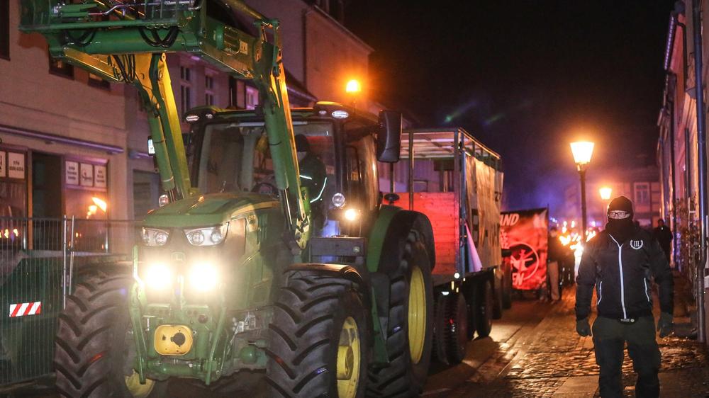 Rechtsextremismus bei Bauernprotesten: Traktoren, versehen mit Bannern des III. Wegs, fahren durch die Innenstadt von Wittstock in Brandenburg.