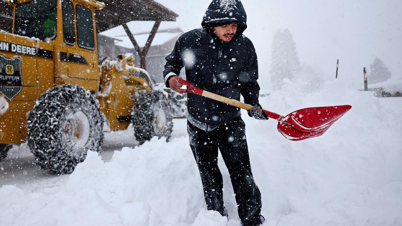 Winter storm: 27,000 US homes without power after blizzard