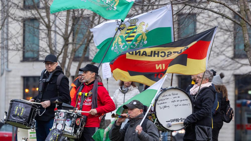 Freie Sachsen: Anhänger der Freien Sachsen demonstrieren Ende Februar in der Landeshauptstadt Dresden.