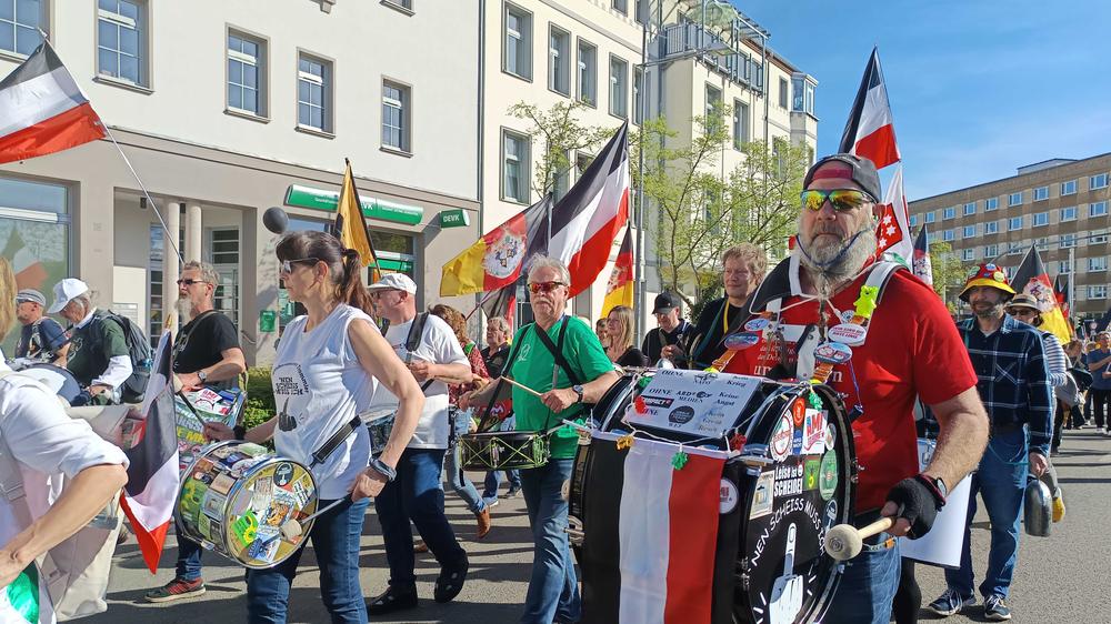 Reichsbürger: Teilnehmer der Reichsbürger-Demonstration ziehen am vergangenen Samstag durch Gera.