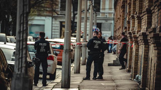 Sachsen-Anhalt: Polizei meldet Fund von wohl zündfähigem Sprengsatz in Halle