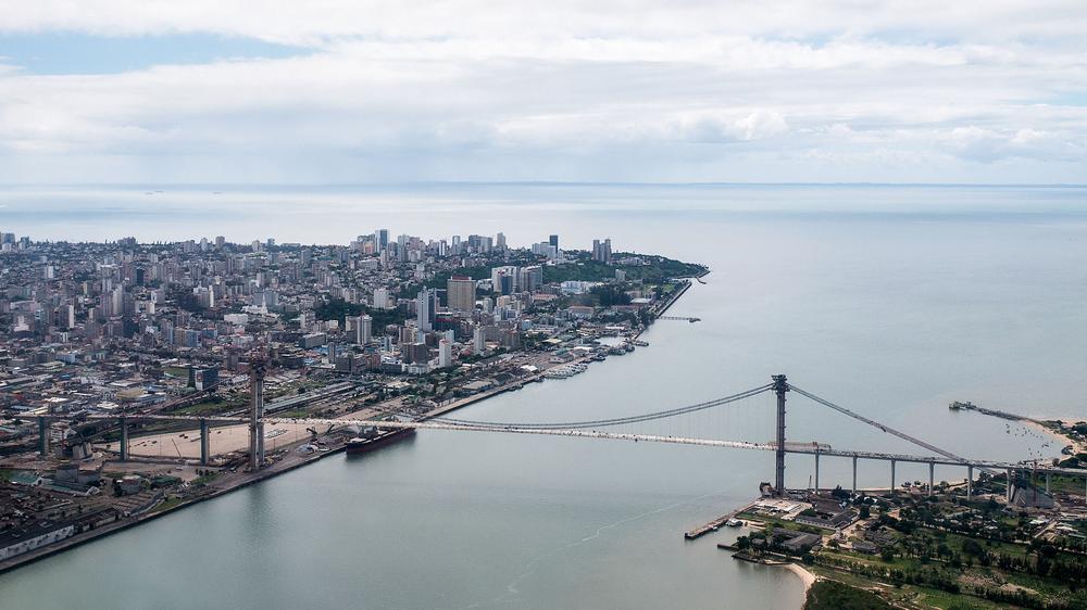 Mosambik: Gezicht op de hoofdstad Maputo in Mozambik.  Vor der Nordküste des Afrikaanse Landes sinds een Bootsunglück meer dan 90 mensen.