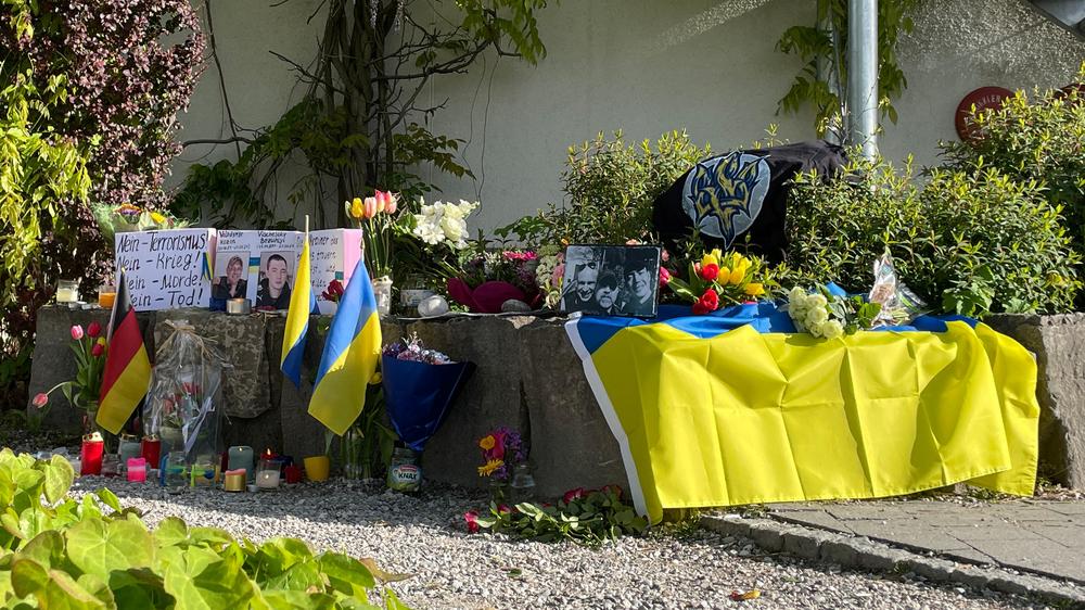 Murnau: Auf dem Gelände des Lebensmittelgeschäfts in Murnau liegen Blumen. Hier wurden am Samstagnachmittag zwei ukrainische Soldaten getötet.