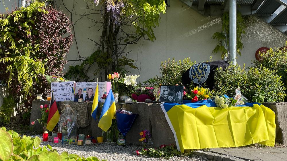 Murnau: Auf dem Gelände des Lebensmittelgeschäfts in Murnau liegen Blumen. Hier wurden am Samstagnachmittag zwei ukrainische Soldaten getötet.