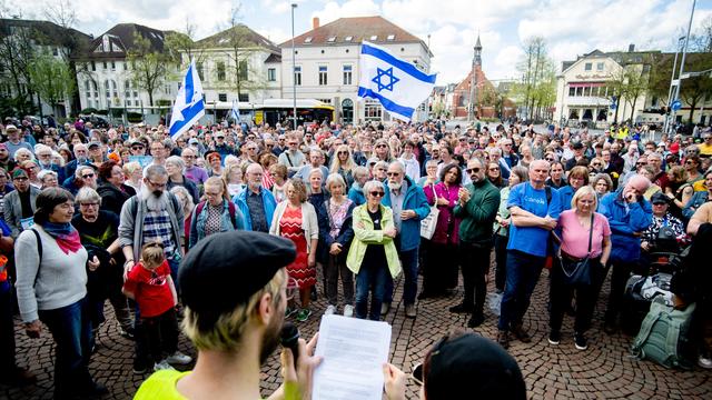 Oldenburg: Hunderte zeigen Solidarität nach Brandanschlag auf Synagoge