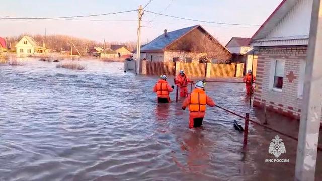 Hochwasser: Tausende Menschen nach Dammbruch in Russland in Sicherheit gebracht