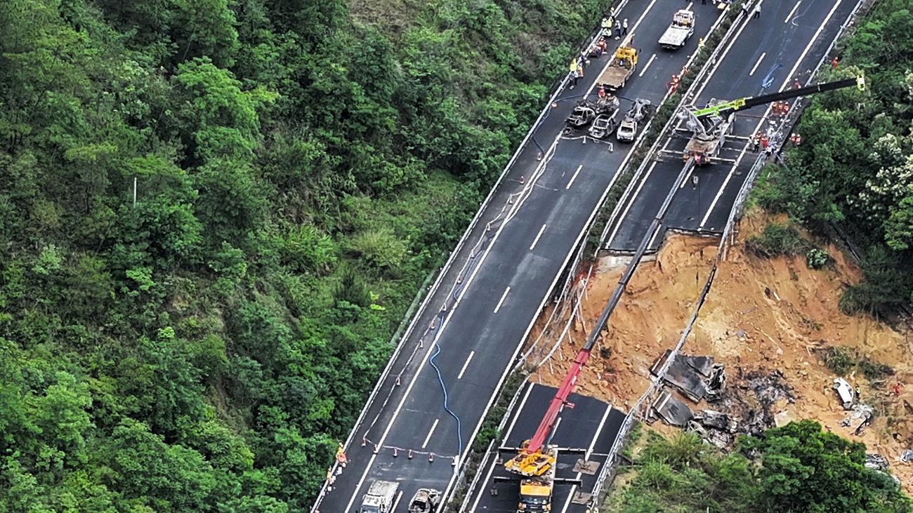 Cina: almeno 24 persone sono morte dopo il crollo di un'autostrada in Cina