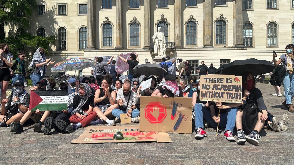Humboldt-Universität in Berlin: Menschen auf dem Gelände der Berliner Humboldt-Universität protestieren gegen den Krieg im Gazastreifen. 