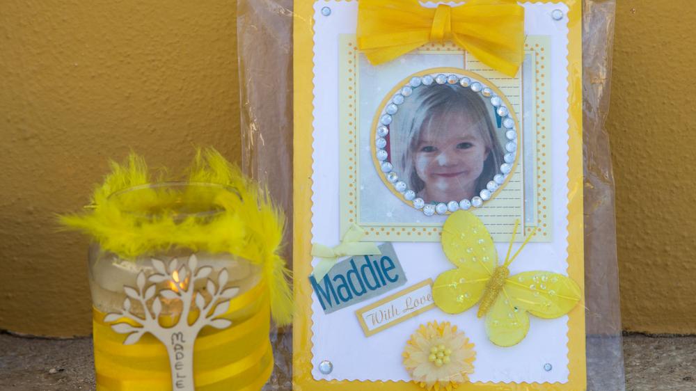 Madeleine McCann: Eine Kerze und ein Porträtfoto von Madeleine McCann erinnern im portugiesischen Praia da Luz an das am 3. Mai 2007 im Alter von drei Jahren aus einer Ferienanlage verschwundene Mädchen (Aufnahme aus dem Jahr 2017).