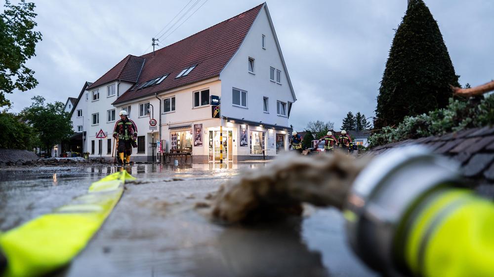 Unwetter: In der Gemeinde Bisingen im baden-württembergischen Zollernalbkreis standen der Marktplatz und die Straßen rund um das Ortszentrum unter Wasser. 