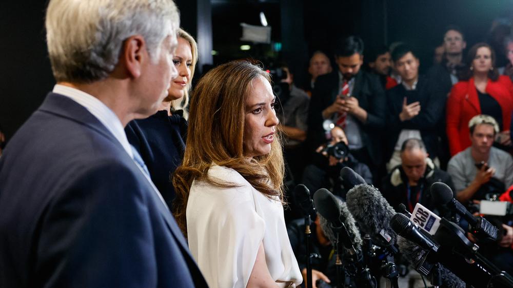 WikiLeaks-Gründer: Assanges Ehefrau Stella und seine Anwälte Jennifer Robinson und Barry Pollack sprachen an seiner Stelle zu den Medienvertretern.