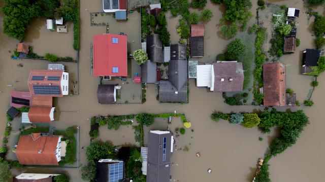 Hochwasser in Deutschland: Städte bereiten Evakuierung vor, Wetterdienst hebt Warnungen auf