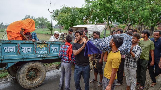 Indien: Indische Polizei fahndet nach Massenpanik nach Guru