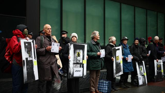 Climate protest: British activists must go to prison for throwing tomato soup