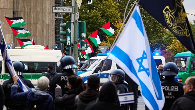 Rallies in Berlin: Hundreds demonstrate before anniversary of Hamas massacre