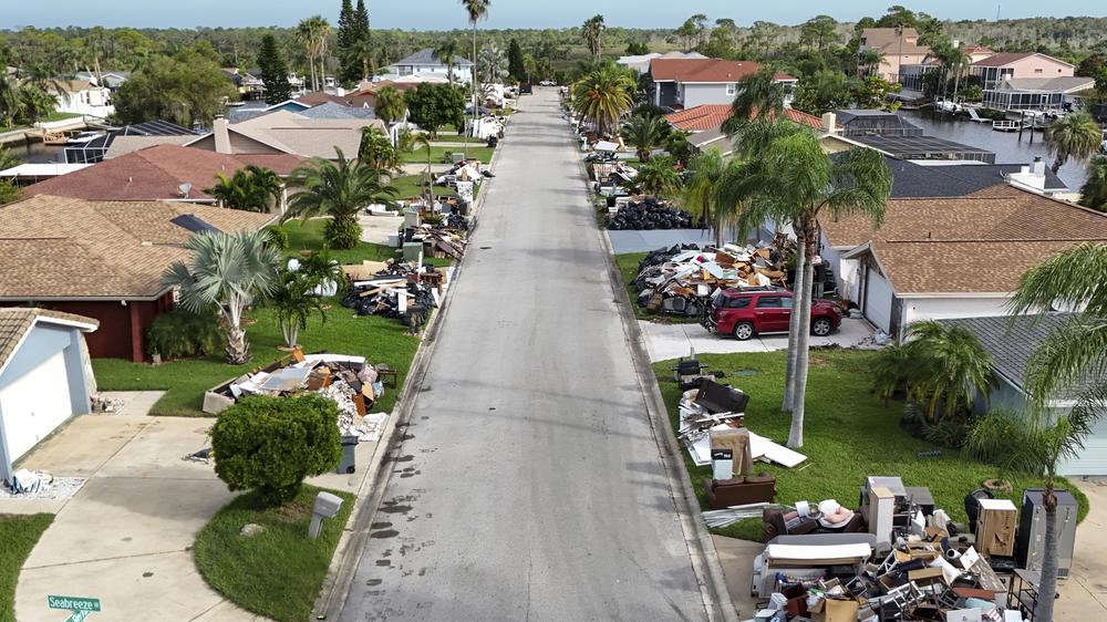  Die Zerstörungen von Hurrikan Helene liegen in Port Richey in Florida noch am Straßenrand, unterdessen nähert sich der extrem gefährliche Hurrikan Milton der Region.