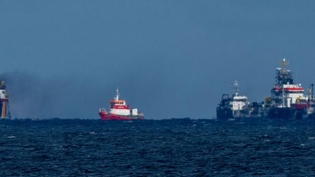 Warnemünde: Brennendes Tankschiff wird in Rostocker Hafen geschleppt