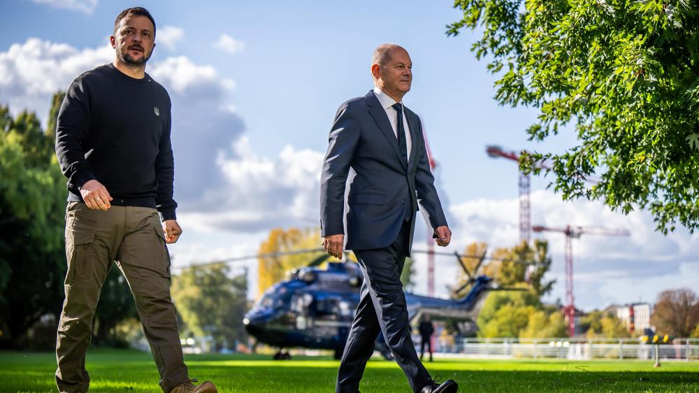  Bundeskanzler Olaf Scholz (rechts) begrüßte den ukrainischen Präsidenten Wolodymyr Selenskyj  (links)vorm Kanzleramt in Berlin.