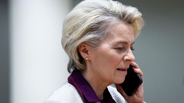 EU-Kommissionspräsidentin: Von der Leyen leistet medizinische Hilfe auf Flug