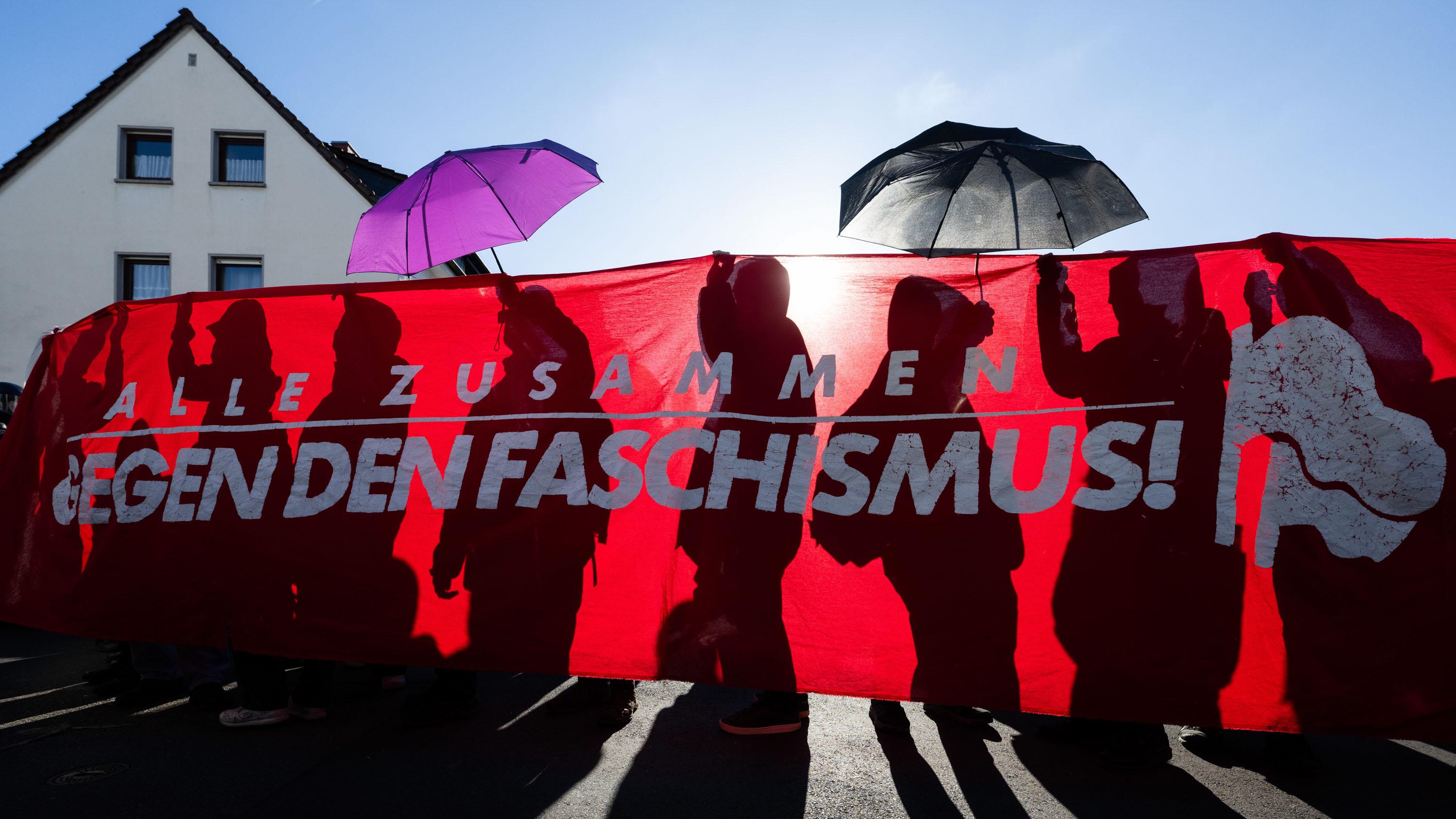 Demonstrationen: Fast 10.000 Menschen haben am Samstag gegen ein AFD -Wahlkampf -Kampagnen -Event mit einem Poster gezeigt 