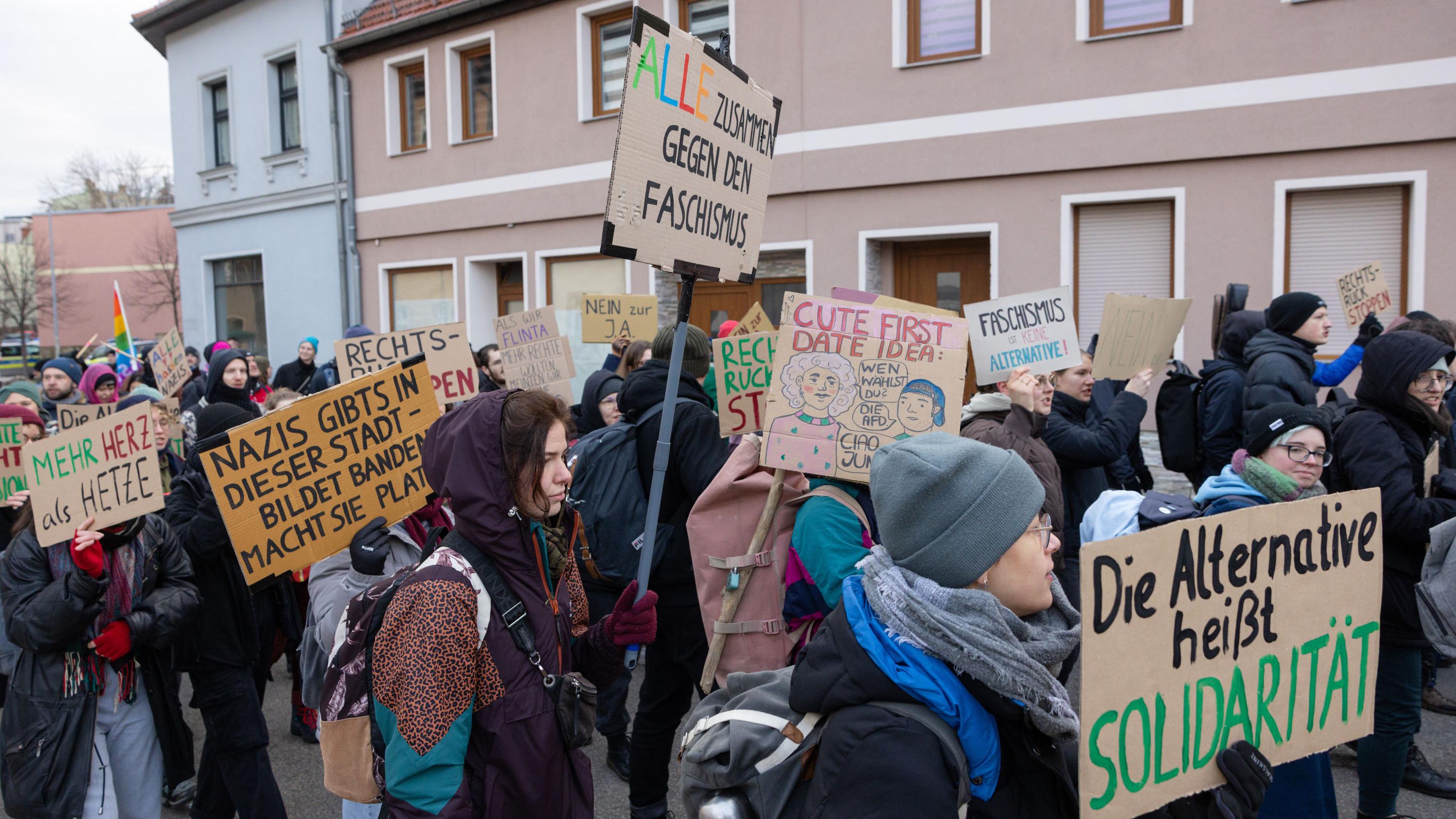 Demonstrationen: Die Menschen demonstrieren gegen die junge Alternative (ja) vor dem Rathaus in Apolda in Thüringia, wo sich der Bundeskongress der AFD -Jugendorganisation am Wochenende trifft.