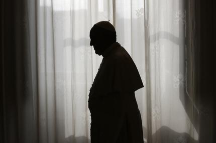 Tod des Papstes: TOPSHOT - Pope Francis is silhouetted at the end of a private audience with the President of Equatorial Guinea during a private audience at the Vatican on October 25, 2013.      AFP PHOTO - POOL/Max Rossi (Photo by Max ROSSI / POOL / AFP) (Photo by MAX ROSSI/POOL/AFP via Getty Images)