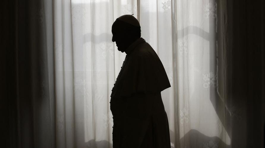 Tod des Papstes: TOPSHOT - Pope Francis is silhouetted at the end of a private audience with the President of Equatorial Guinea during a private audience at the Vatican on October 25, 2013.      AFP PHOTO - POOL/Max Rossi (Photo by Max ROSSI / POOL / AFP) (Photo by MAX ROSSI/POOL/AFP via Getty Images)