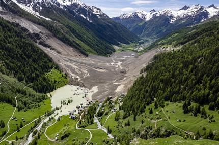 Bergsturz in der Schweiz: Eine Luftaufnahme, die einen Tag nach einer massiven Lawine, die durch den Abbruch des Birchgletschers ausgelöst wurde, aufgenommen wurde, zeigt einen aufgestauten See und die Zerstörung, die sie anrichtete, als sie auf den Talboden beim Dorf Blatten niederging. Ein großer Teil des Dorfes Blatten im Lötschental im Kanton Wallis wurde unter Massen von Eis, Schlamm und Felsen begraben. Zahlreiche Hä wurden zerstört, und eine Person wird vermisst. Zwischen dem 19. und 28. Mai stürzten mehrere Millionen Kubikmeter Gestein vom Kleinen Nesthorn oberhalb von Blatten ab. Dabei entstand ein neun Millionen Tonnen schwerer Schuttkegel auf dem Birchgletscher, der schliesslich am 28. Mai 2025 zusammenbrach. +++ dpa-Bildfunk +++